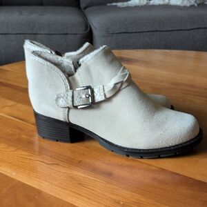 Sporto Beige Ankle Boots with Buckle